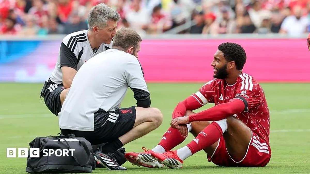 Jugador sentado recibiendo atención médica en el campo Jugador sentado recibiendo atención médica en el campo