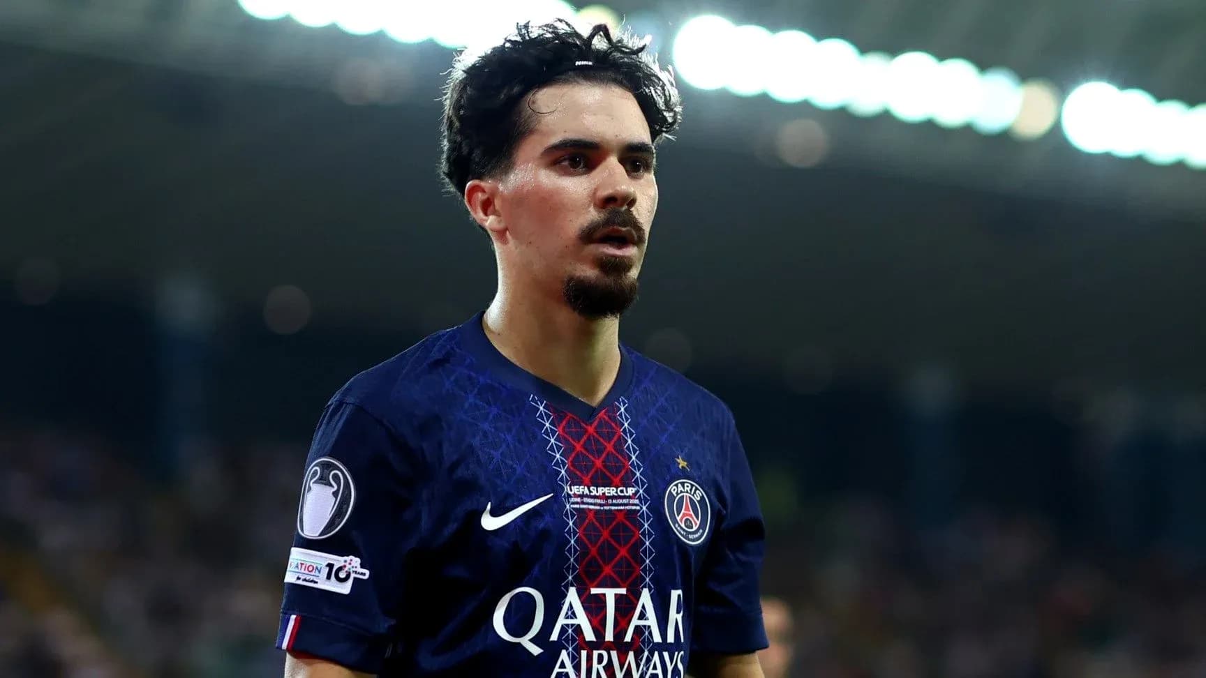 Jugador de PSG durante un partido en el estadio Jugador de PSG durante un partido en el estadio