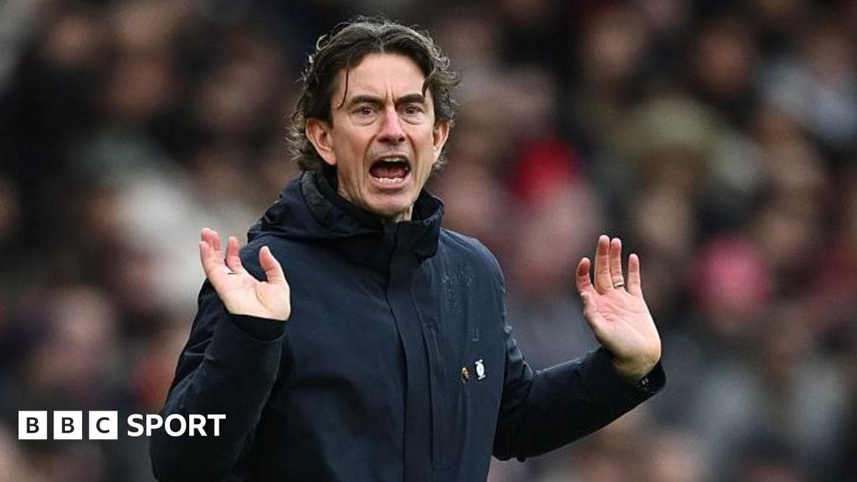 Entrenador gesticulando durante un partido de fútbol Entrenador gesticulando durante un partido de fútbol