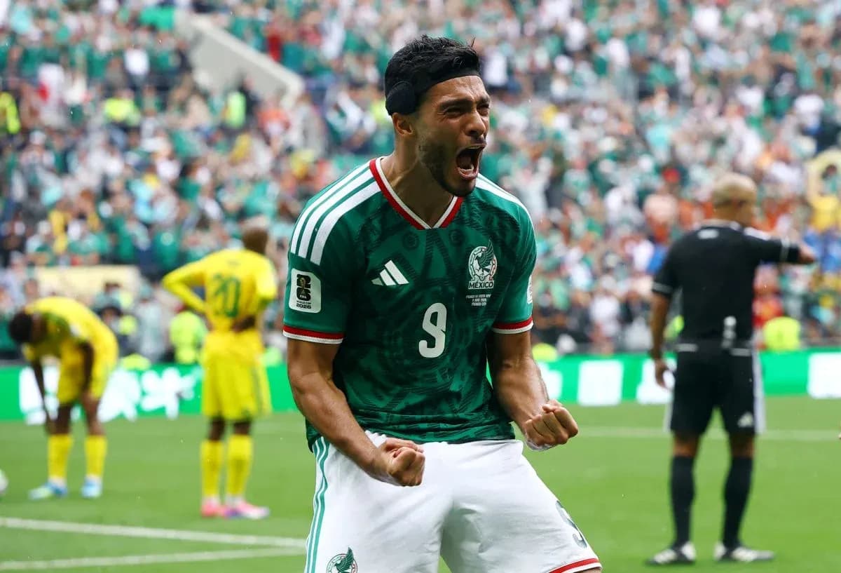 Jugador mexicano celebrando un gol en el partido Jugador mexicano celebrando un gol en el partido