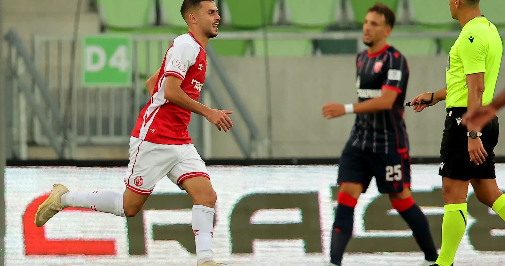 Jugador de FK Crvena Zvezda celebrando un gol Jugador de FK Crvena Zvezda celebrando un gol