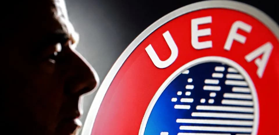 Silhouette de un hombre junto al logo de UEFA Silhouette de un hombre junto al logo de UEFA