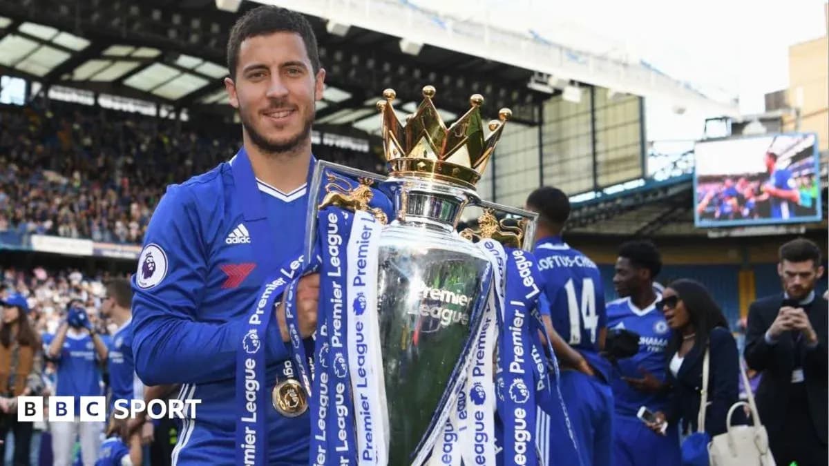 Jugador sosteniendo el trofeo de la Premier League Jugador sosteniendo el trofeo de la Premier League