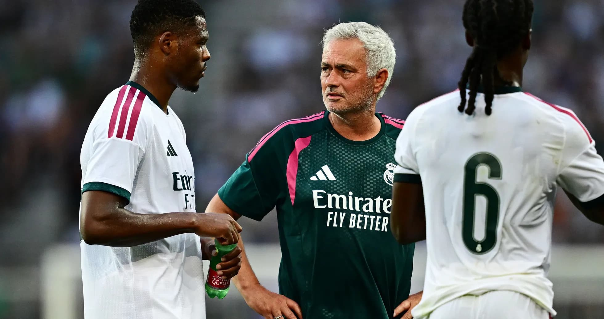 Jugadores de fútbol hablando con el entrenador José Mourinho Jugadores de fútbol hablando con el entrenador José Mourinho