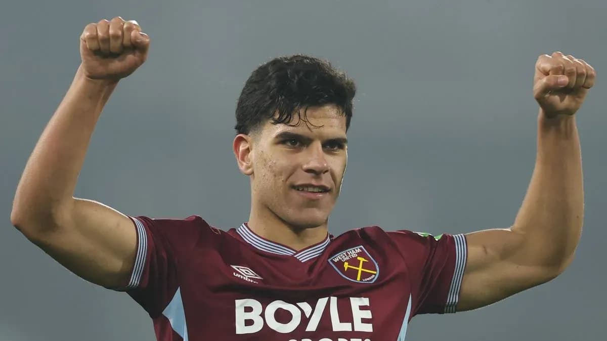 Jugador de West Ham celebrando con los brazos en alto Jugador de West Ham celebrando con los brazos en alto