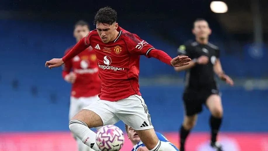 Jugador de Manchester United cayendo tras un desafío Jugador de Manchester United cayendo tras un desafío