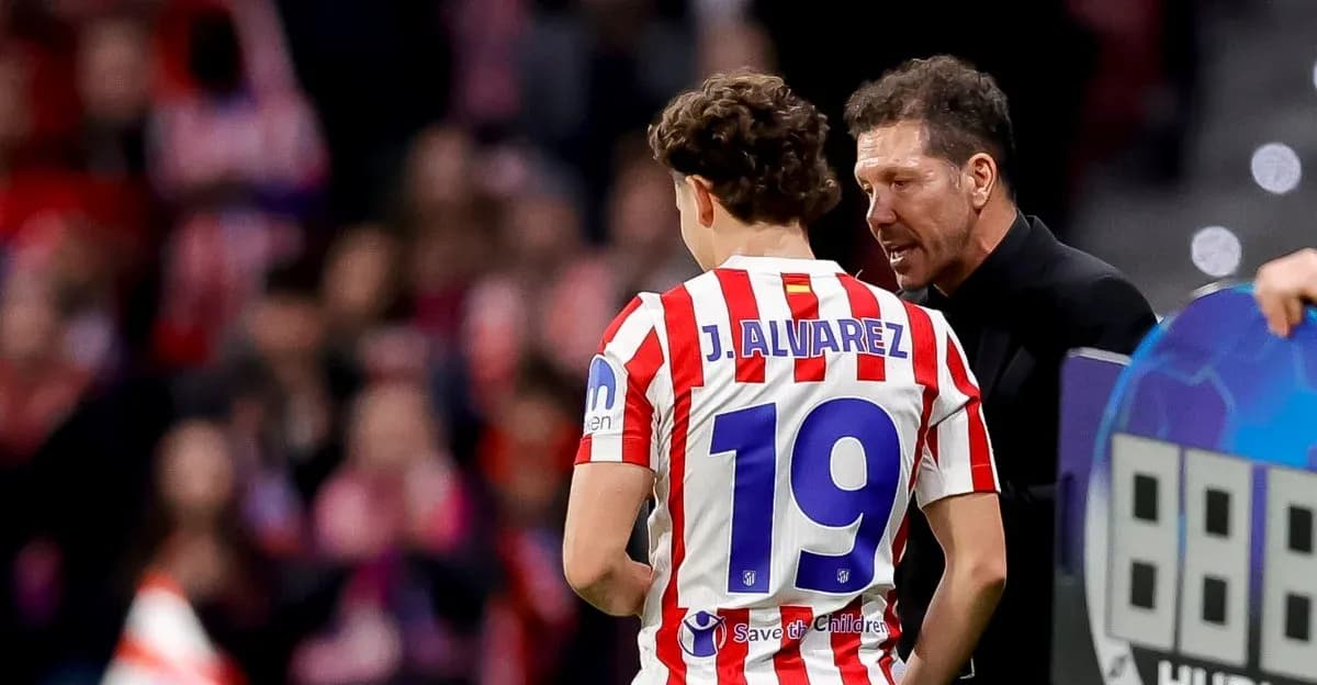 Entrenador hablando con jugador J. Álvarez en el banquillo Entrenador hablando con jugador J. Álvarez en el banquillo