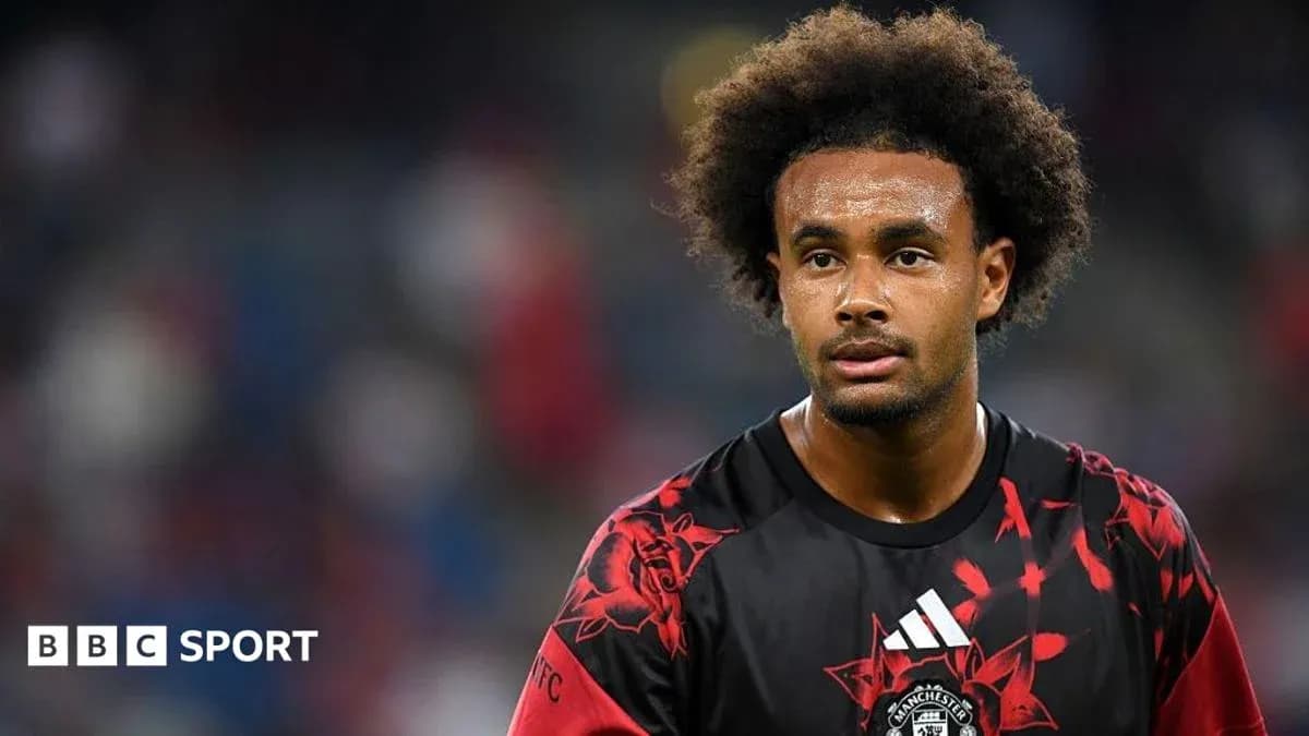 Jugador en uniforme de Manchester United en el campo Jugador en uniforme de Manchester United en el campo