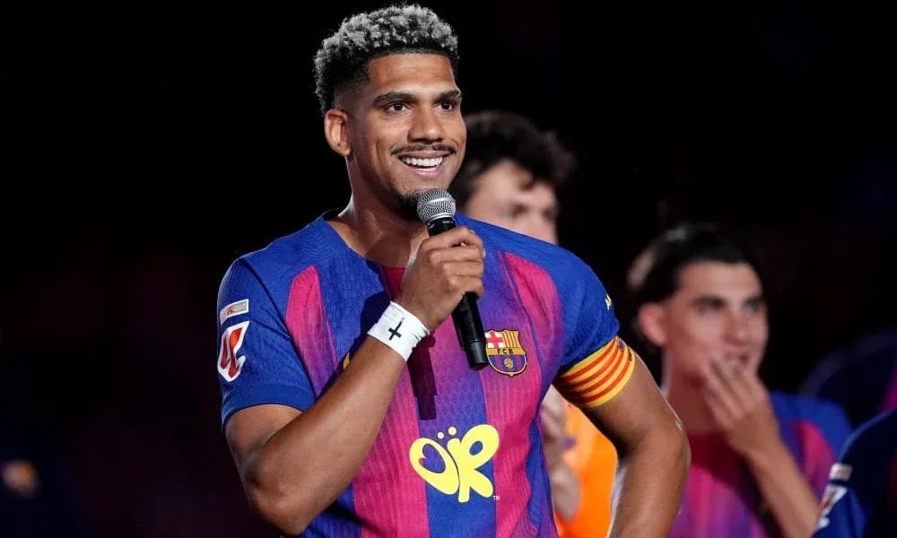 Jugador de Barcelona hablando con un micrófono Jugador de Barcelona hablando con un micrófono