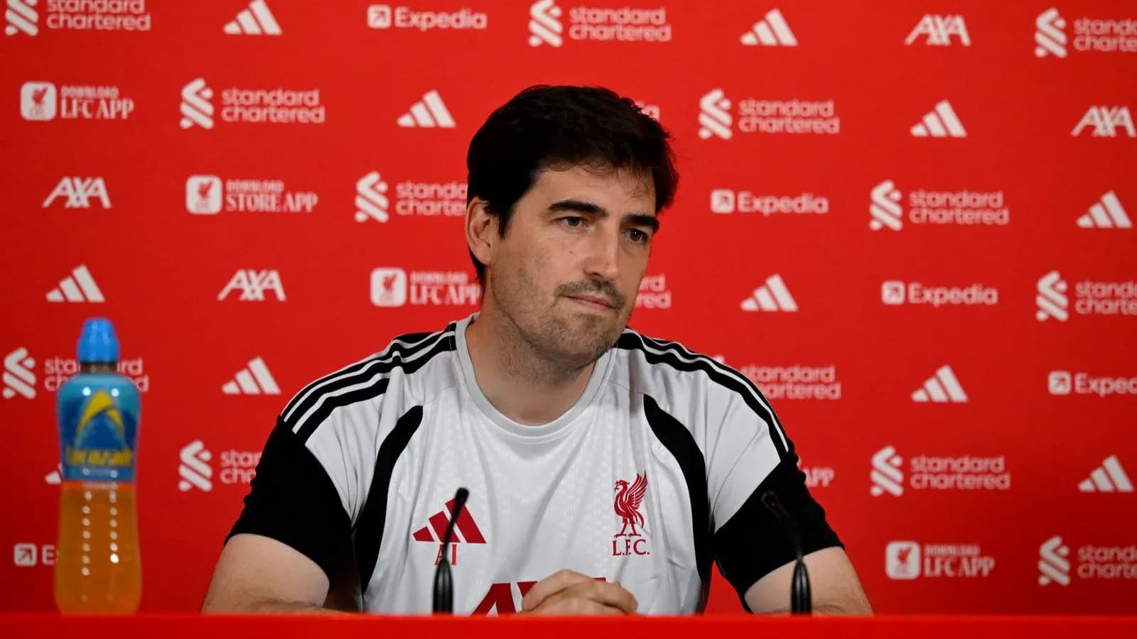 Entrenador en conferencia de prensa con fondo rojo Entrenador en conferencia de prensa con fondo rojo