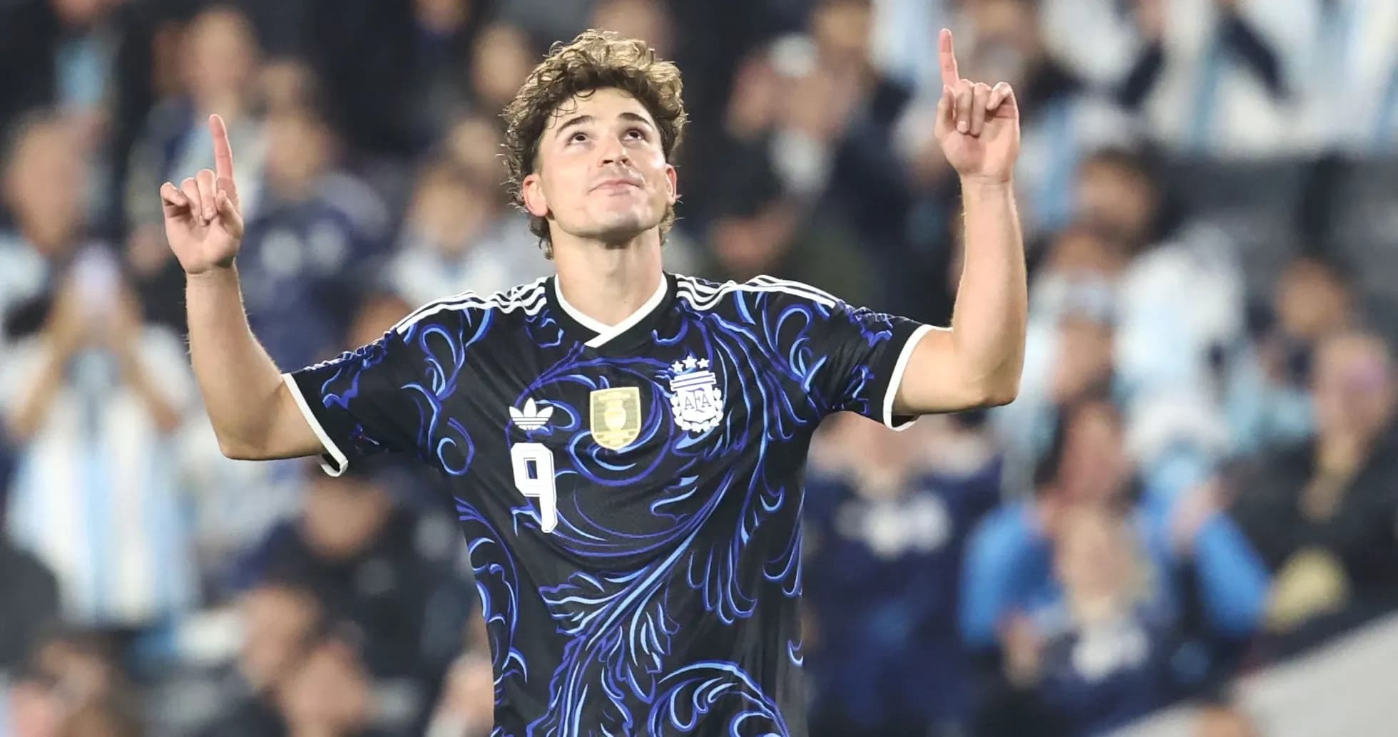 Jugador argentino celebrando con los dedos alzados Jugador argentino celebrando con los dedos alzados