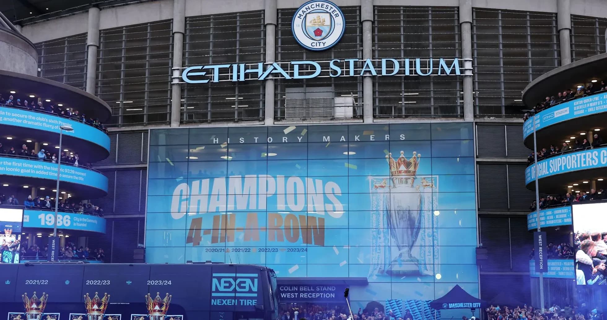 Exterior de Etihad Stadium con aficionados y decoraciones Exterior de Etihad Stadium con aficionados y decoraciones