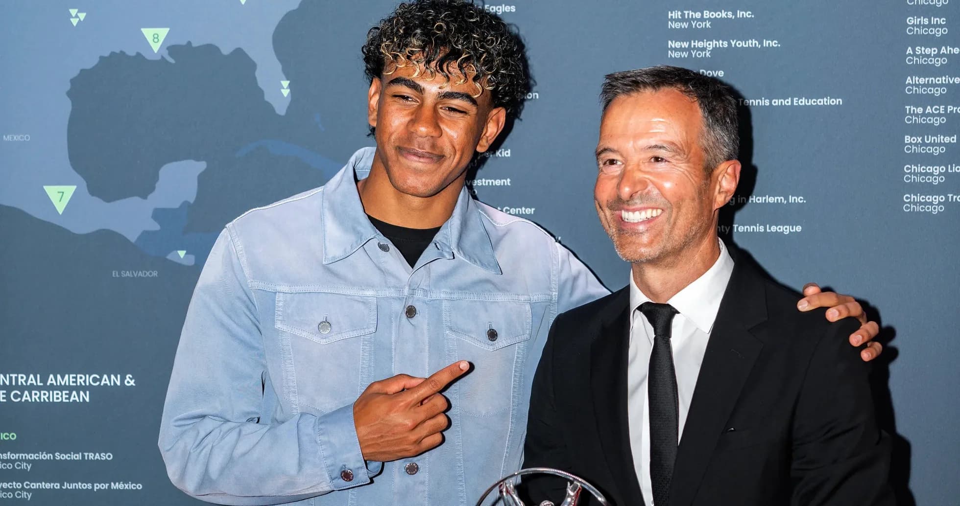Dos hombres posando con un premio en evento Dos hombres posando con un premio en evento