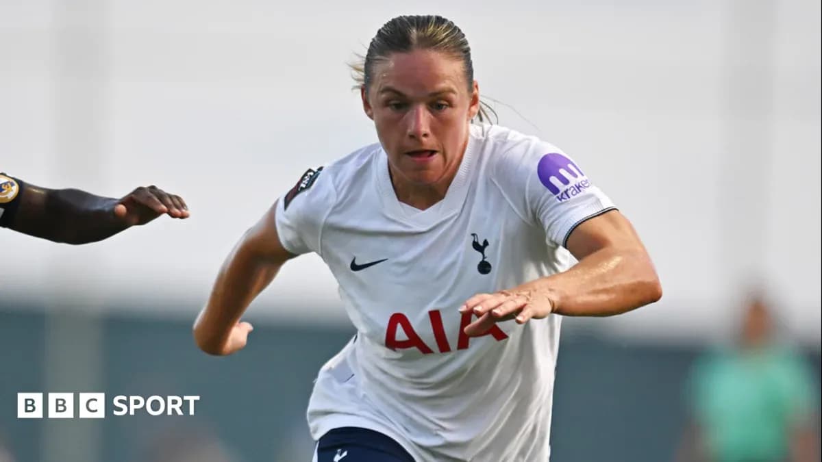 Jugadora de Tottenham corriendo con el balón Jugadora de Tottenham corriendo con el balón