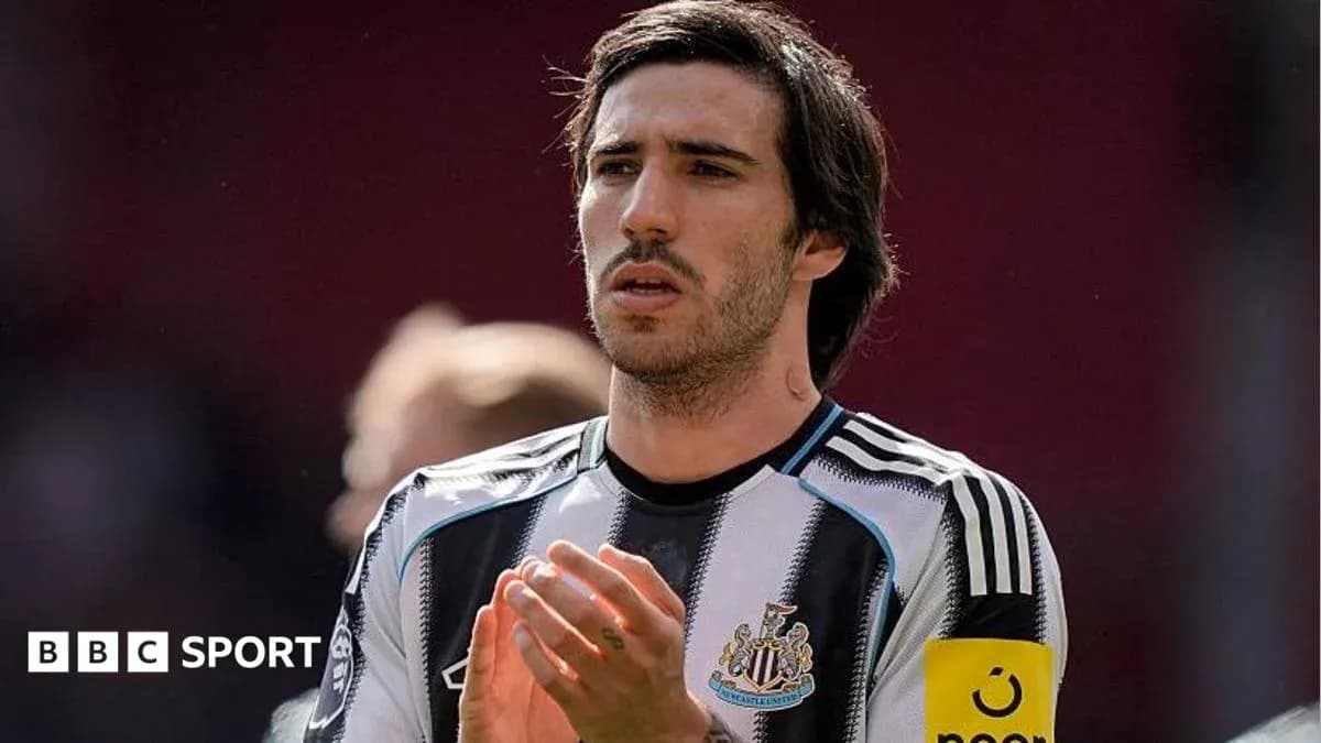Jugador de Newcastle aplaudiendo en el campo Jugador de Newcastle aplaudiendo en el campo