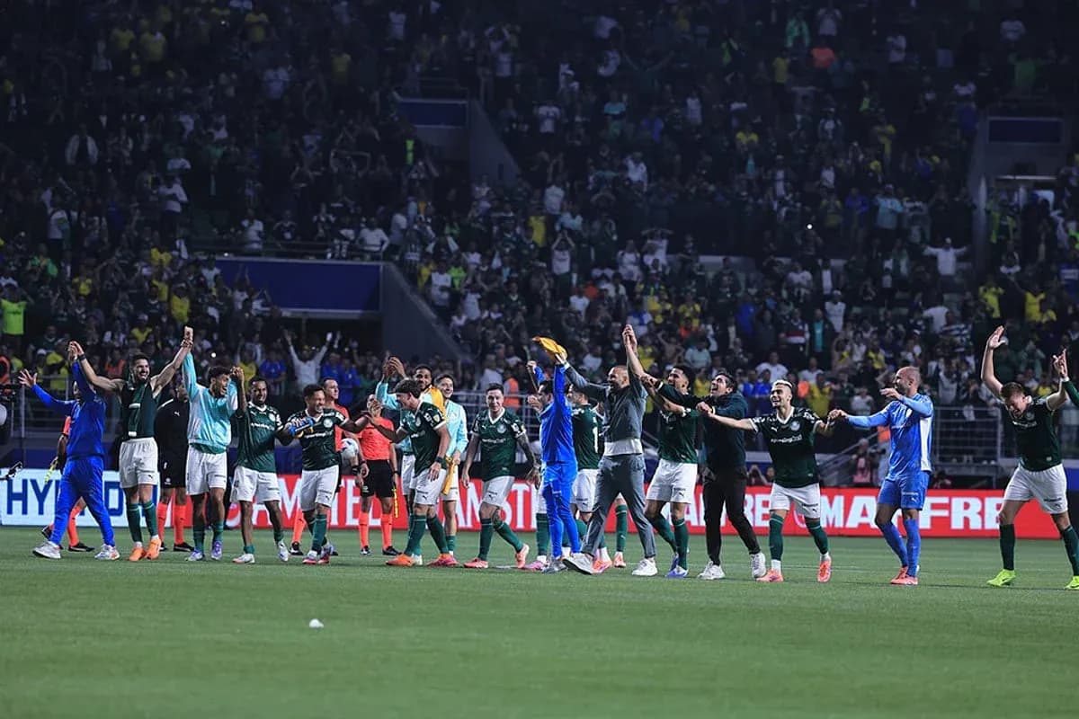Jugadores de Palmeiras celebrando con aficionados Jugadores de Palmeiras celebrando con aficionados