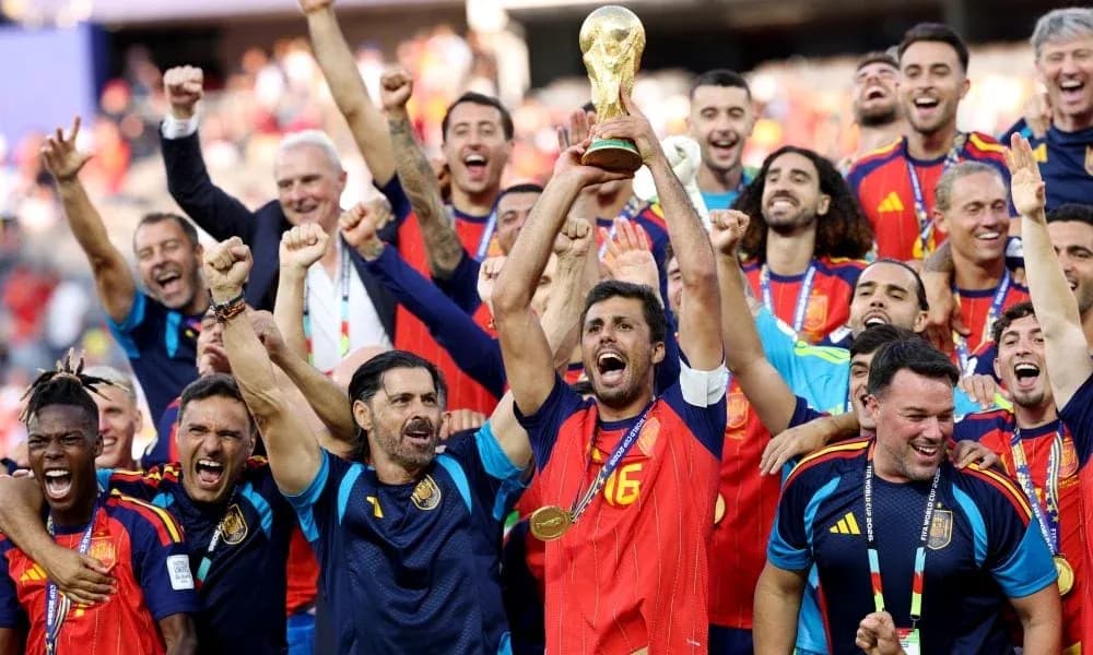 Equipo de España celebrando con el trofeo de la Copa del Mundo Equipo de España celebrando con el trofeo de la Copa del Mundo