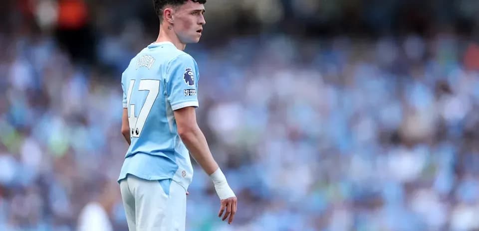 Phil Foden en el campo durante un partido Phil Foden en el campo durante un partido