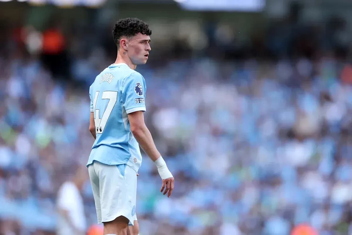 Phil Foden en el campo durante un partido Phil Foden en el campo durante un partido