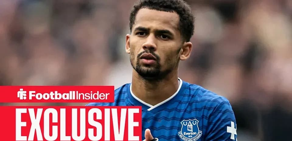 Jugador de Everton con camiseta azul en el campo Jugador de Everton con camiseta azul en el campo