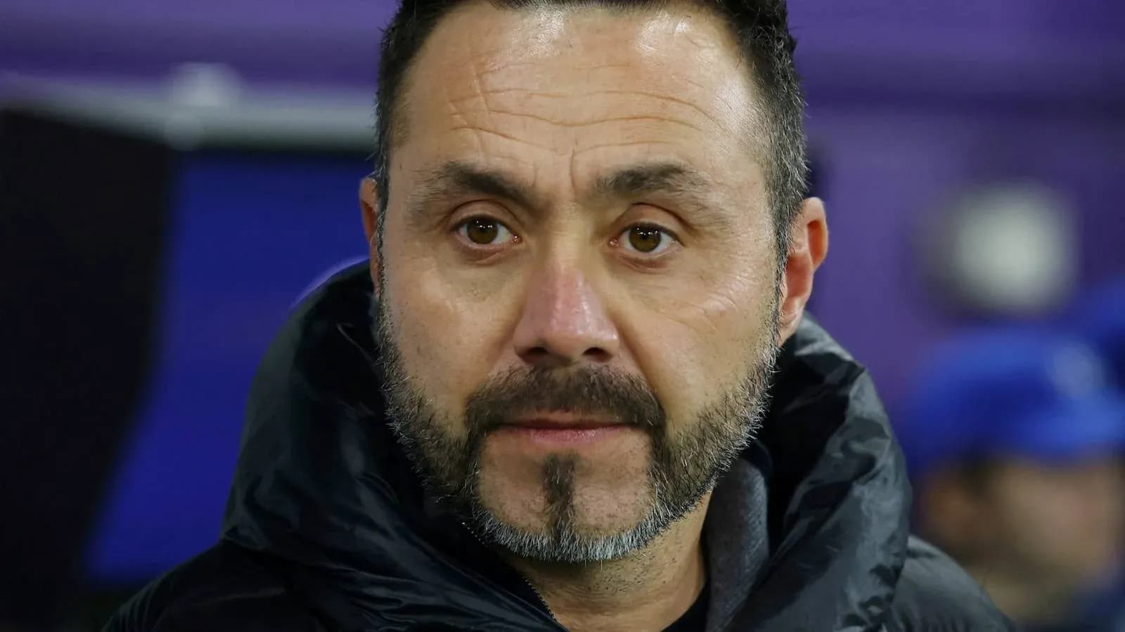 Entrenador observando el partido desde la línea de banda Entrenador observando el partido desde la línea de banda