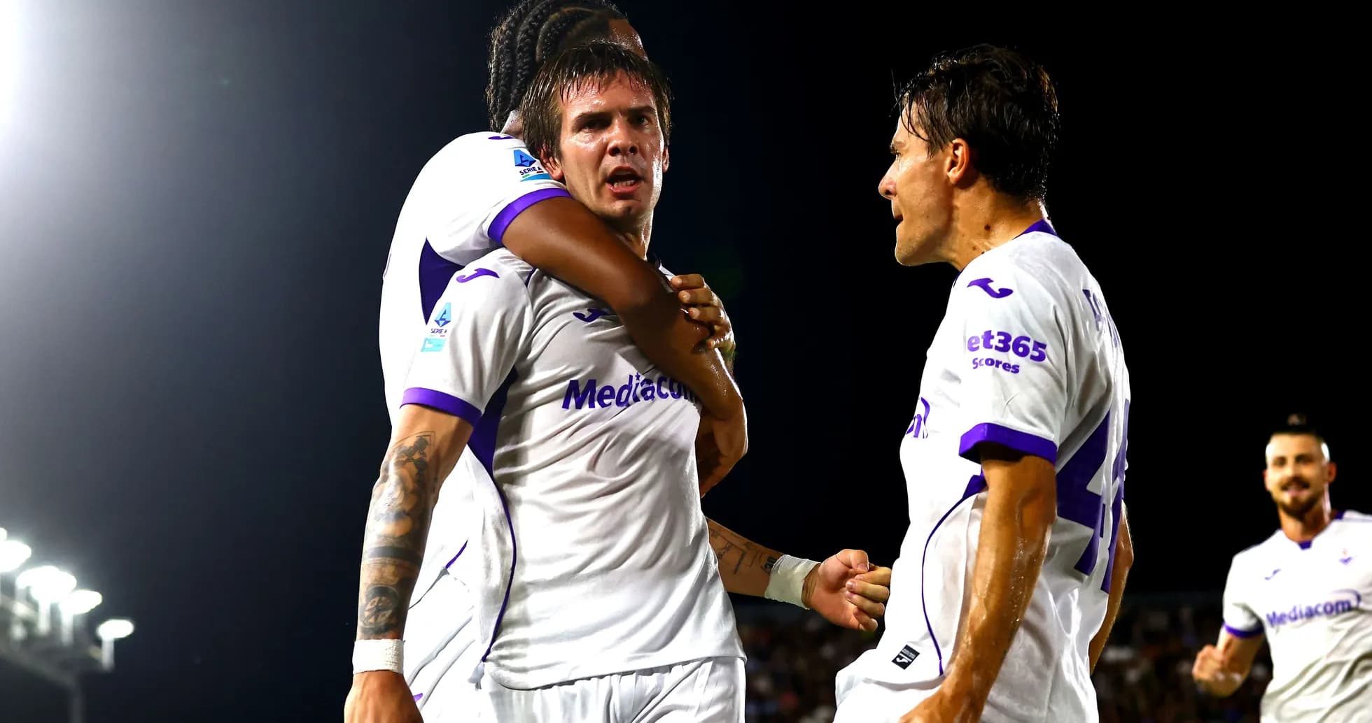 Jugadores de Fiorentina celebrando un gol juntos Jugadores de Fiorentina celebrando un gol juntos