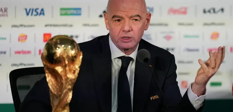 Presidente de FIFA en conferencia de prensa con trofeo Presidente de FIFA en conferencia de prensa con trofeo