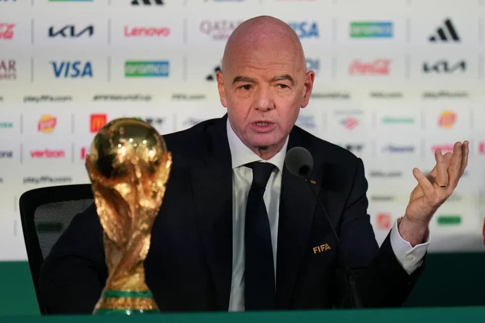Presidente de FIFA en conferencia de prensa con trofeo Presidente de FIFA en conferencia de prensa con trofeo