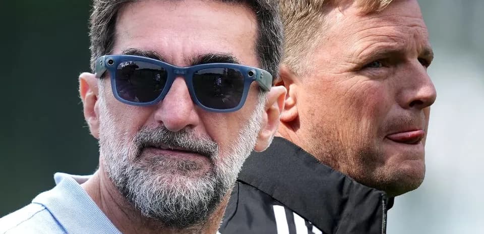 Entrenadores observando durante sesión de entrenamiento Entrenadores observando durante sesión de entrenamiento