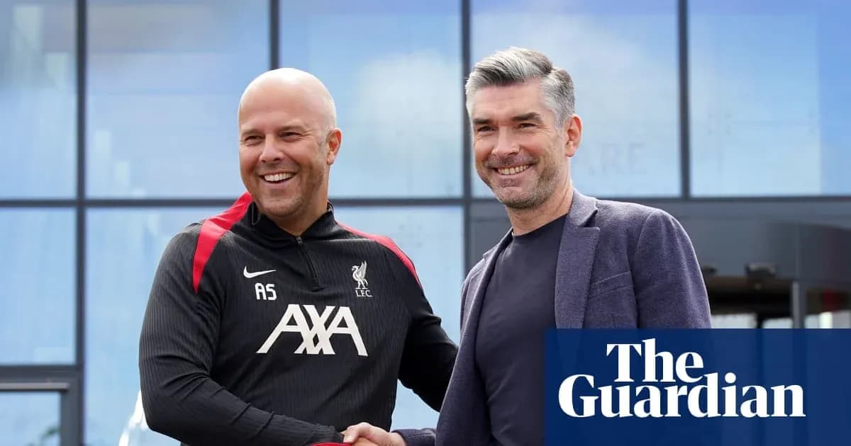 Entrenador y asistente de Liverpool estrechando manos Entrenador y asistente de Liverpool estrechando manos