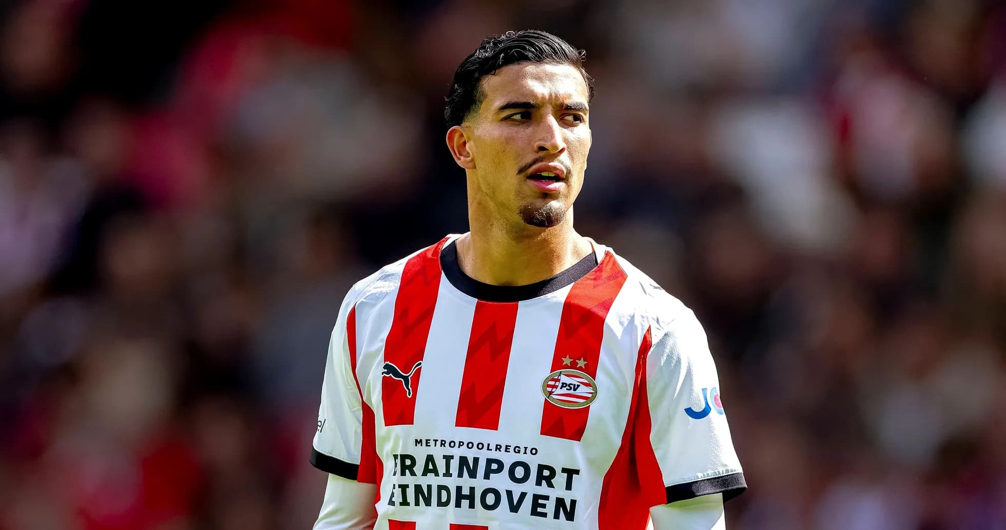Jugador de PSV con camiseta rayada en partido Jugador de PSV con camiseta rayada en partido