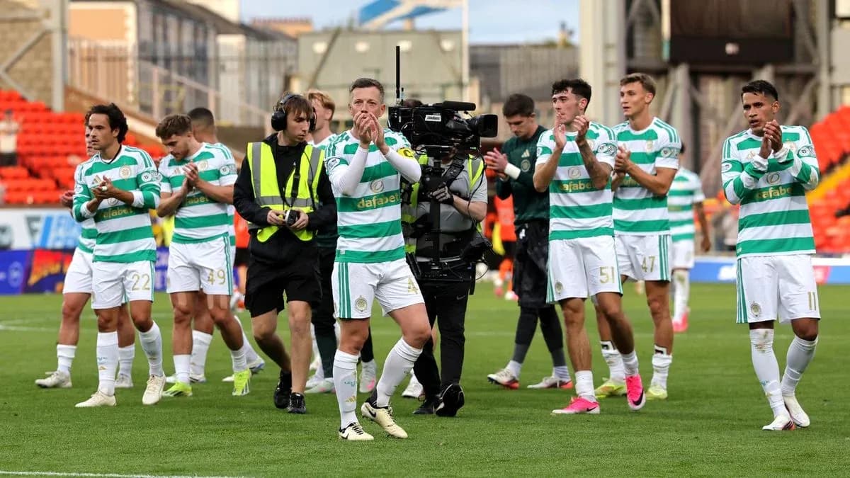 Jugadores de Celtic aplaudiendo al público tras el partido Jugadores de Celtic aplaudiendo al público tras el partido