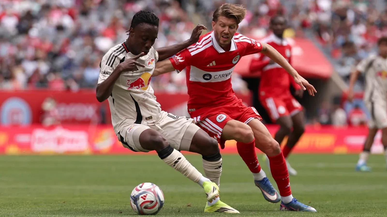 Jugador de New York Red Bulls y Chicago Fire en acción Jugador de New York Red Bulls y Chicago Fire en acción