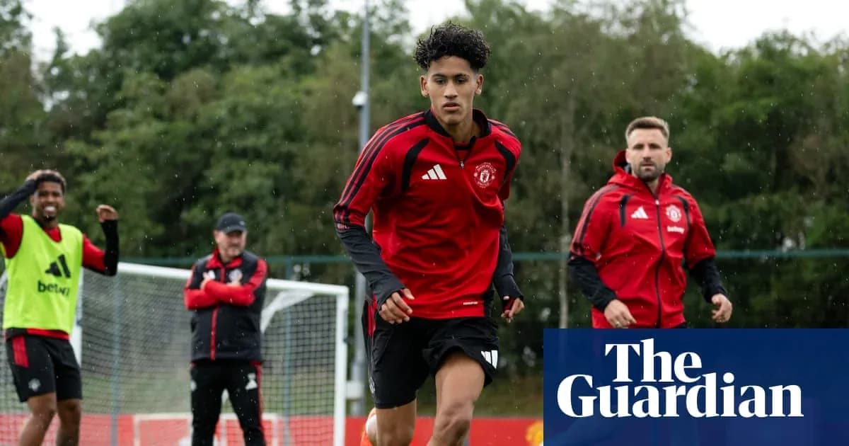 Jugador de Manchester United entrenando en campo lluvioso Jugador de Manchester United entrenando en campo lluvioso