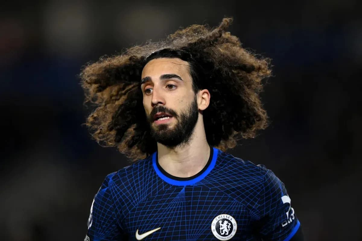 Jugador de Chelsea con cabello rizado en acción Jugador de Chelsea con cabello rizado en acción