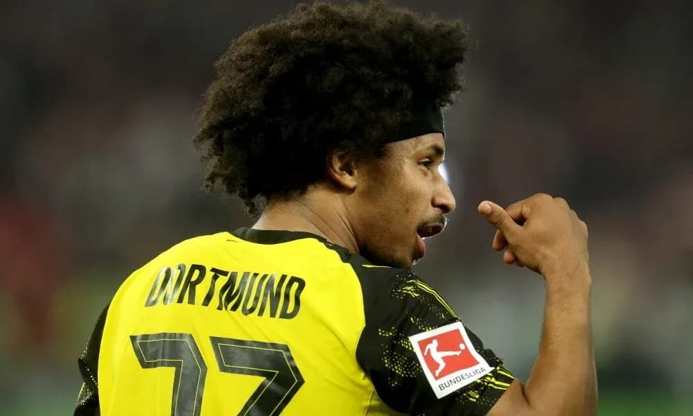 Jugador de Dortmund señalando con la mano durante partido Jugador de Dortmund señalando con la mano durante partido