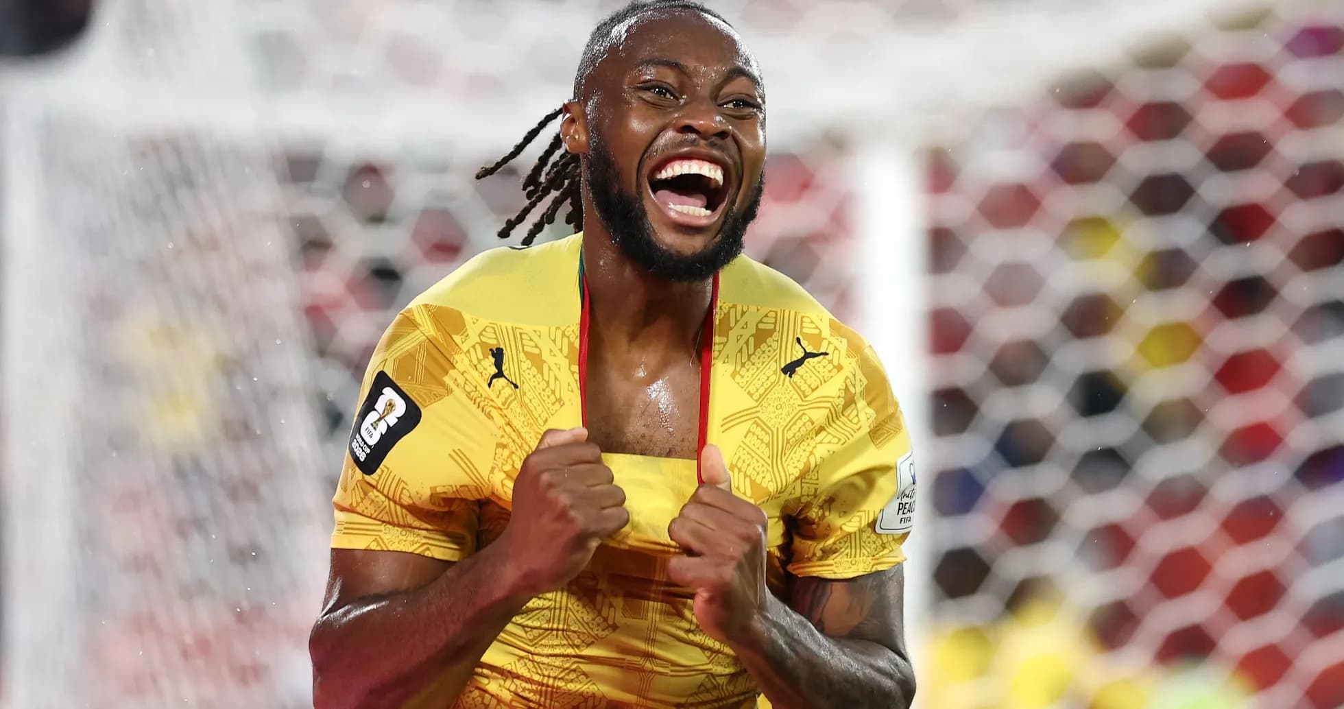 Jugador celebrando un gol con camiseta amarilla Jugador celebrando un gol con camiseta amarilla