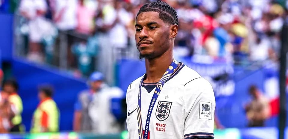 Jugador de Inglaterra con medalla tras el partido Jugador de Inglaterra con medalla tras el partido