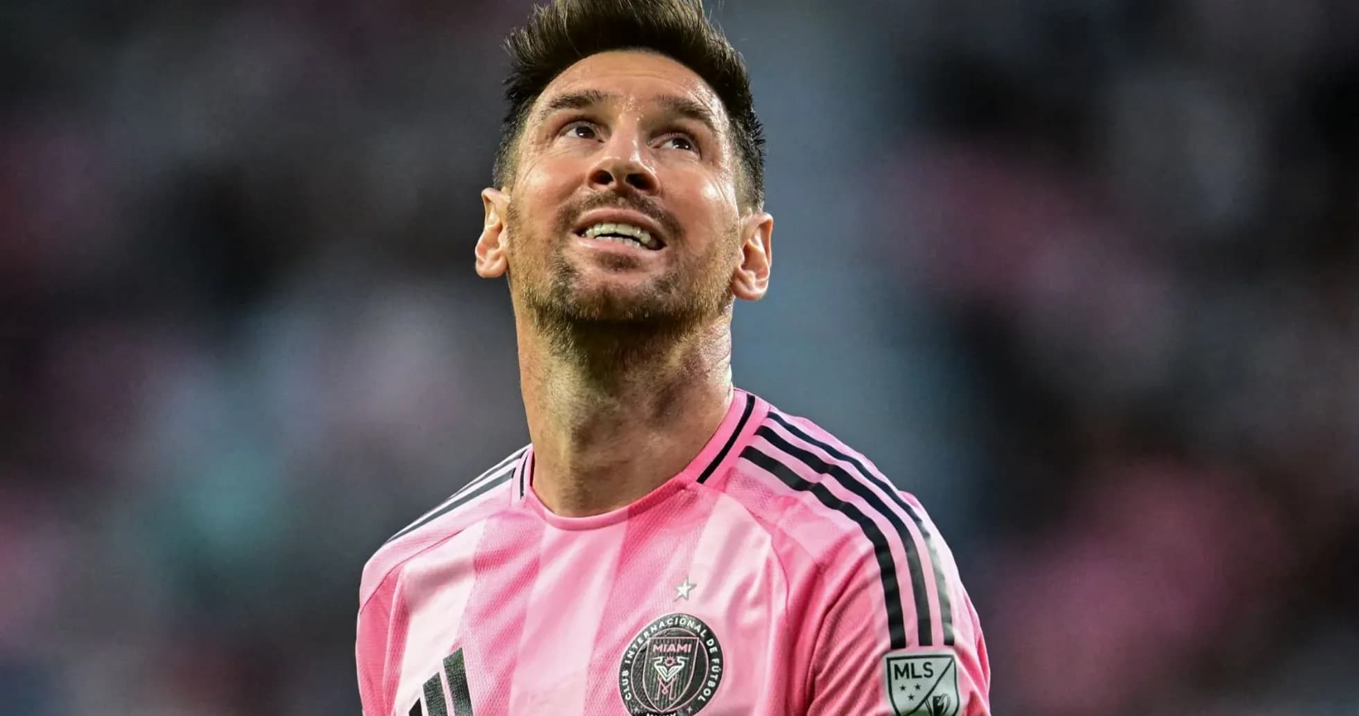 Jugador de fútbol en camiseta rosa mirando hacia arriba Jugador de fútbol en camiseta rosa mirando hacia arriba