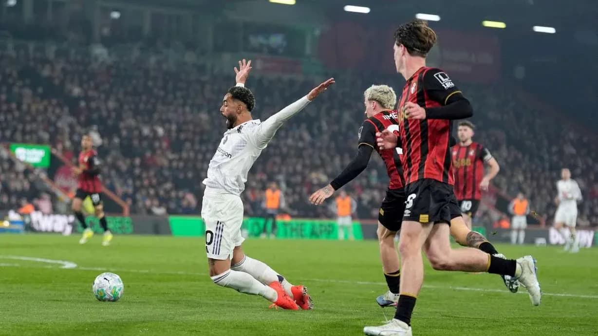 Jugador de Manchester United cae en el partido Jugador de Manchester United cae en el partido