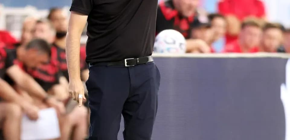 Entrenador dirigiendo a su equipo desde la banda Entrenador dirigiendo a su equipo desde la banda