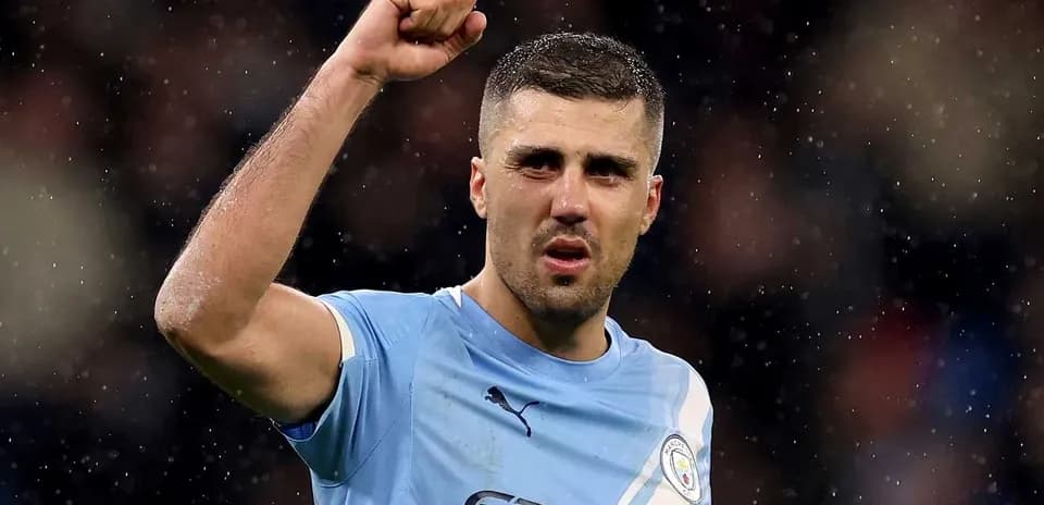 Jugador de Manchester City levantando el puño en celebración Jugador de Manchester City levantando el puño en celebración