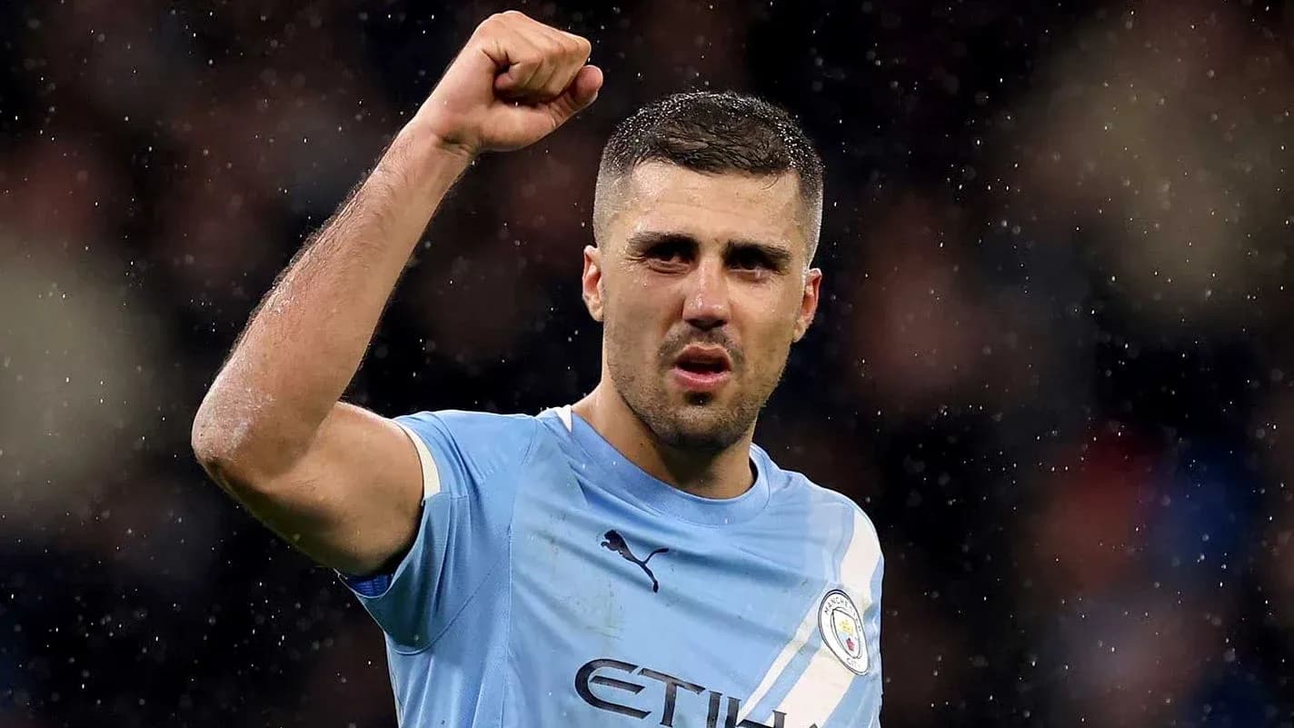 Jugador de Manchester City levantando el puño en celebración Jugador de Manchester City levantando el puño en celebración