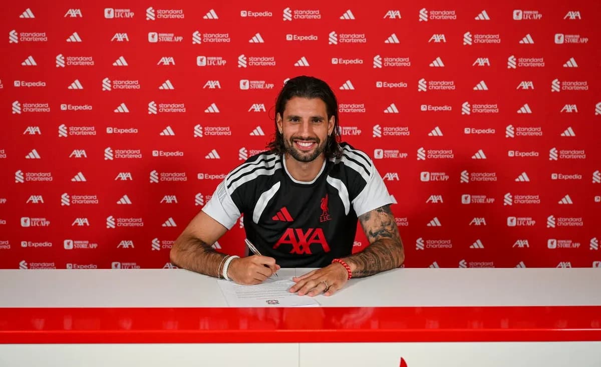 Jugador firmando contrato en conferencia de prensa Jugador firmando contrato en conferencia de prensa
