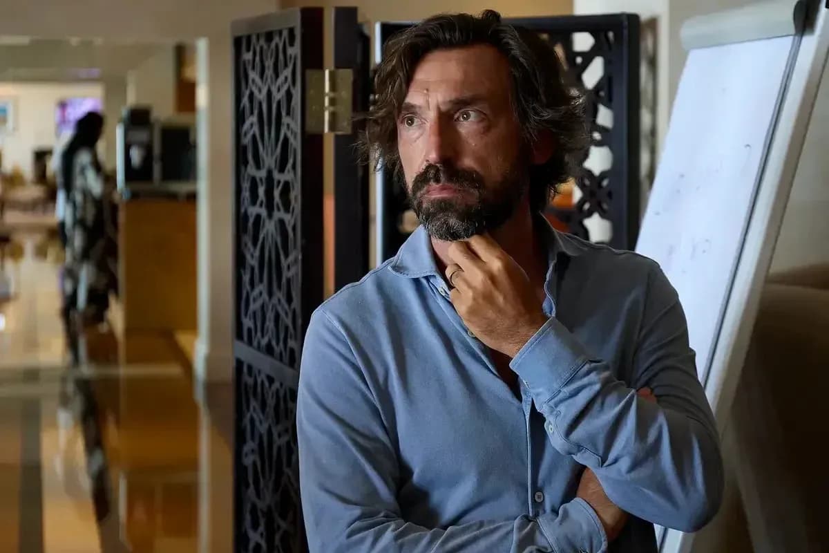 Hombre pensativo en un entorno interior elegante Hombre pensativo en un entorno interior elegante