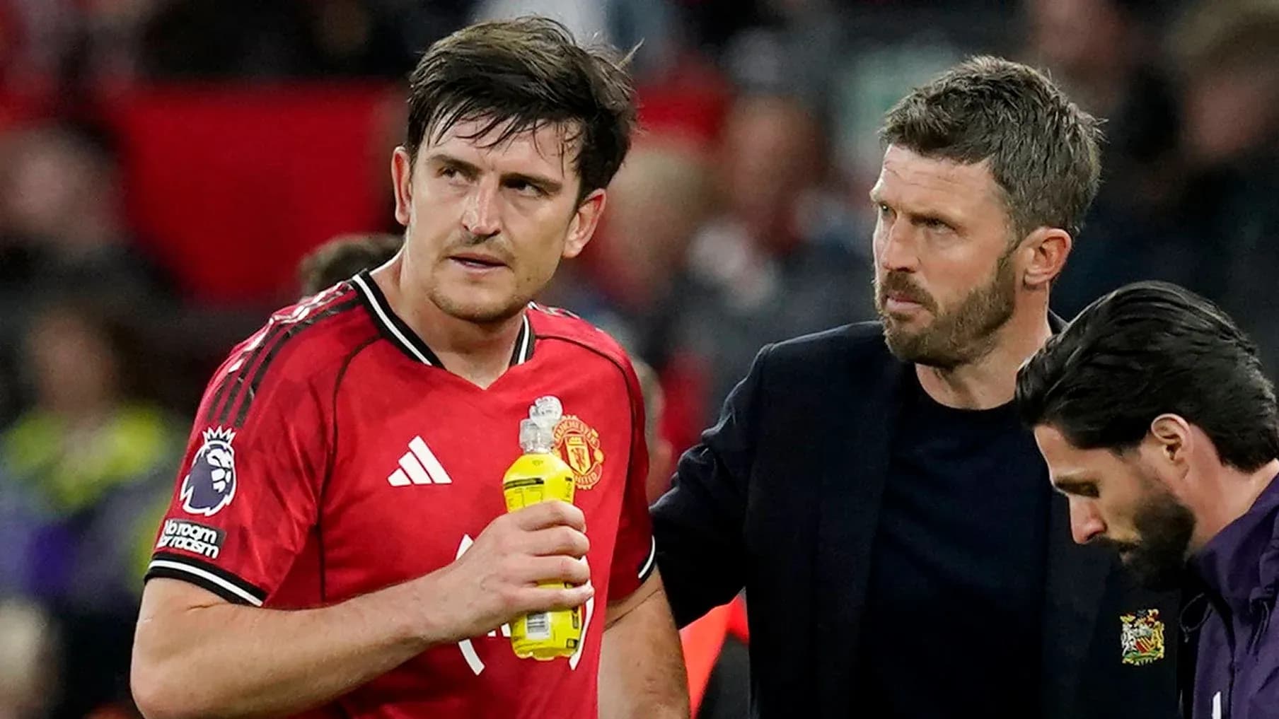 Jugador de Manchester United recibiendo atención médica Jugador de Manchester United recibiendo atención médica