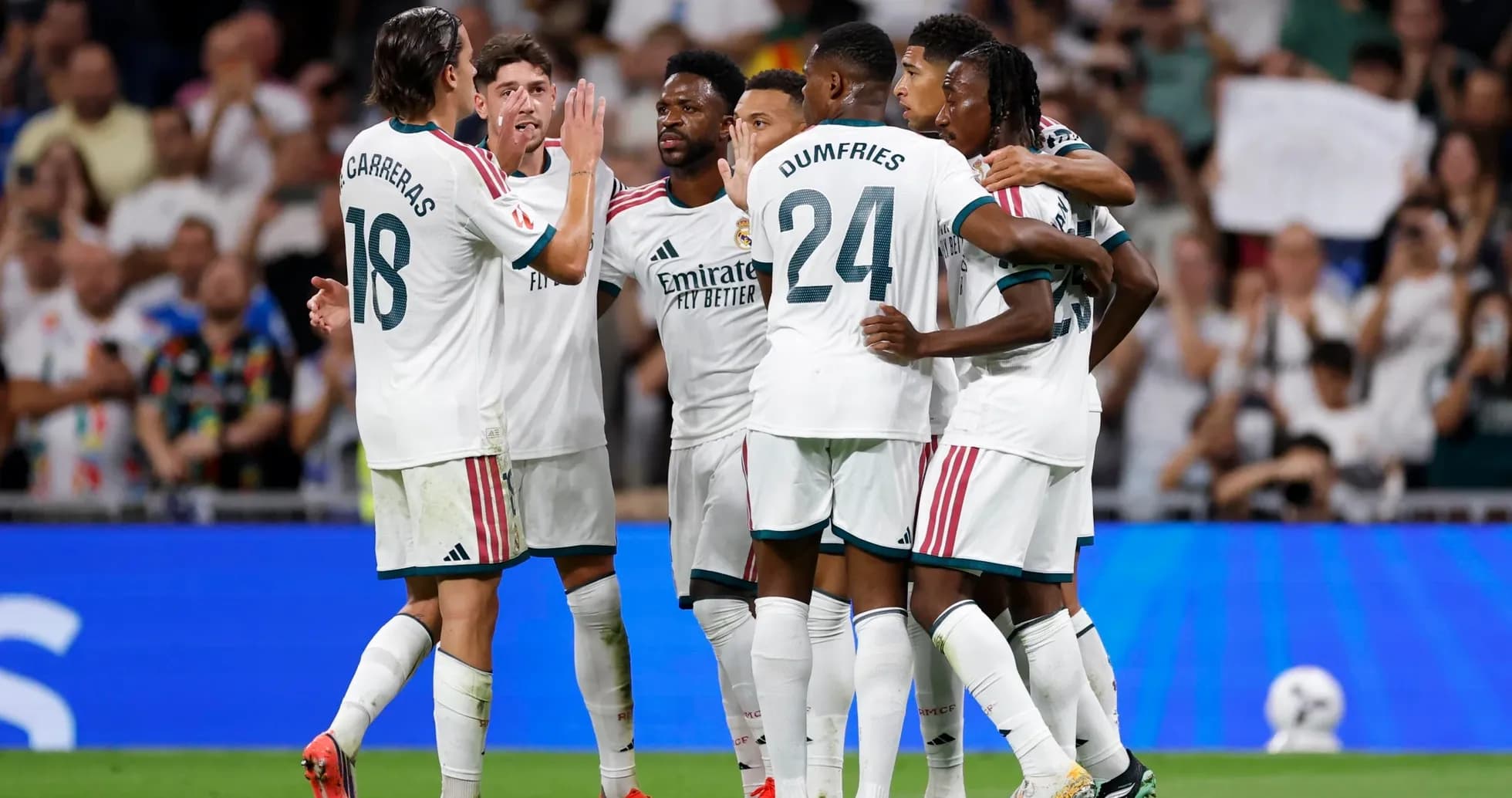 Jugadores de Real Madrid celebrando un gol Jugadores de Real Madrid celebrando un gol