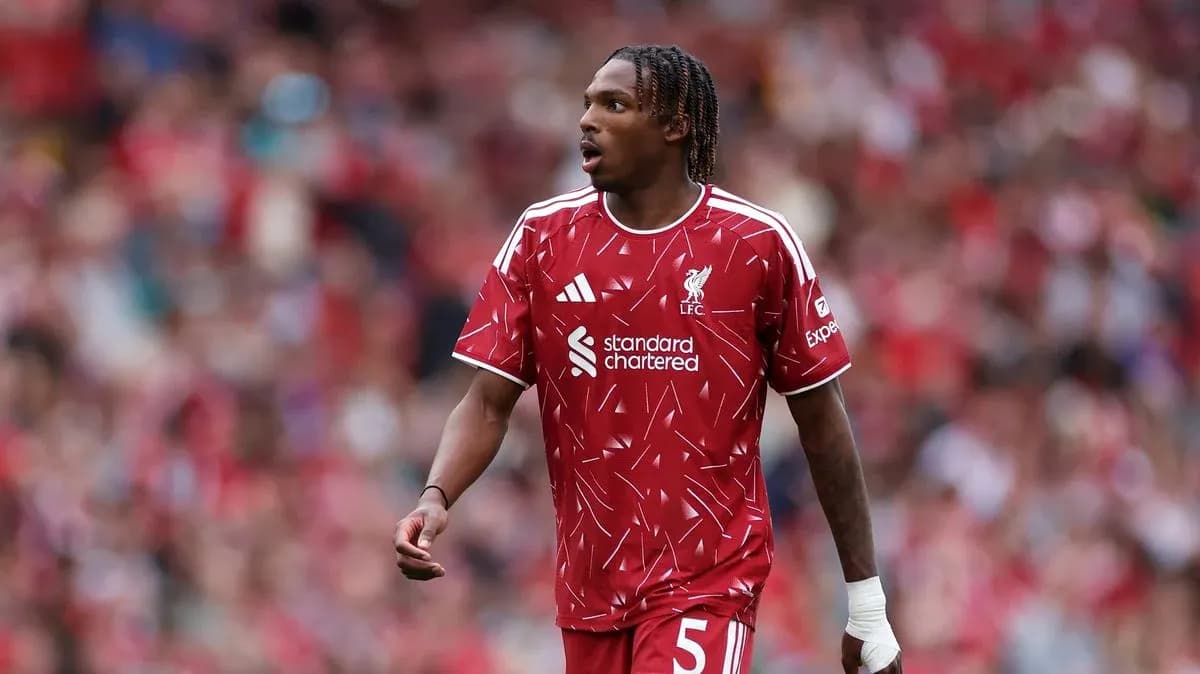 Jugador de Liverpool en el campo durante partido Jugador de Liverpool en el campo durante partido