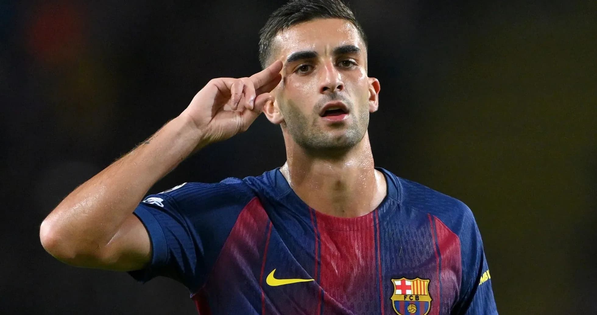 Jugador de FC Barcelona haciendo un saludo militar Jugador de FC Barcelona haciendo un saludo militar