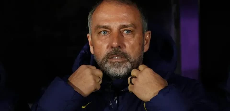 Entrenador ajustándose la chaqueta en el banquillo Entrenador ajustándose la chaqueta en el banquillo